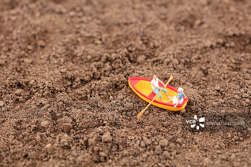微缩世界划船在土地上图片素材