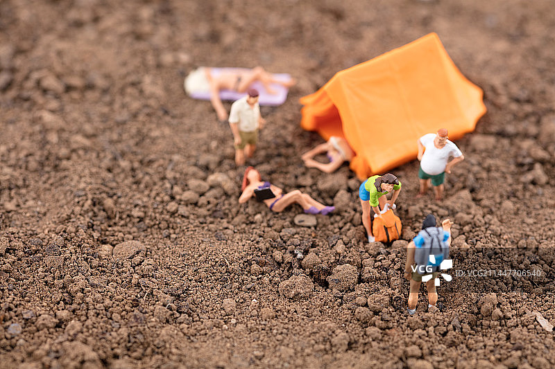 微缩场景外出露营享受生活图片素材