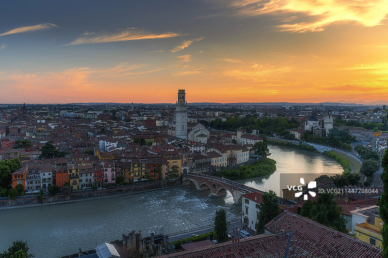 高角度拍摄意大利维罗纳夕阳城市光影特写图片素材