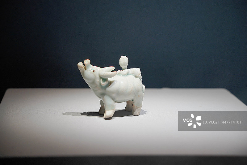 湖南省博物馆藏元代湖田窑青白釉牧童戏牛水注图片素材