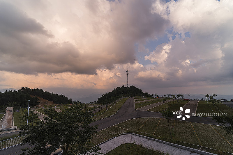 湖北薄刀峰景区壮观云朵云彩图片素材