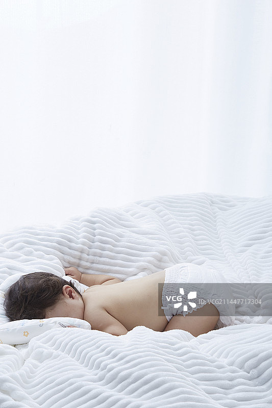 新生儿穿着纸尿裤图片素材