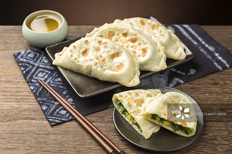 一盘韭菜鸡蛋素盒子特写木桌面背景图片素材