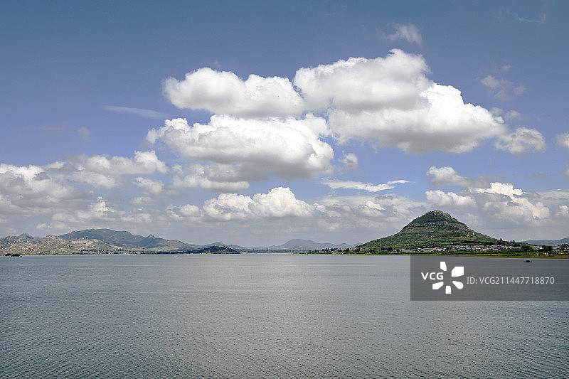 蓝天白云下的山东枣庄山亭区岩马湖风光图片素材
