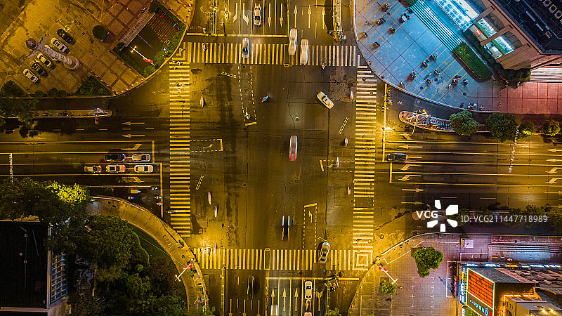 繁忙十字路口夜间交通车流时间流逝图片素材