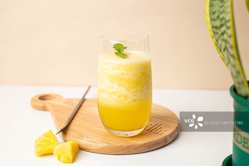 装在杯子里的菠萝汁有冰菠萝汁图片素材