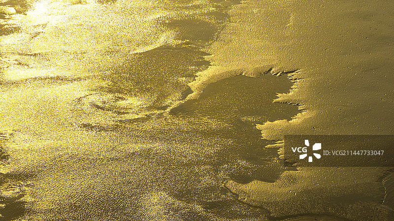 阳光照耀的金色沙滩漩涡背景航拍图片素材