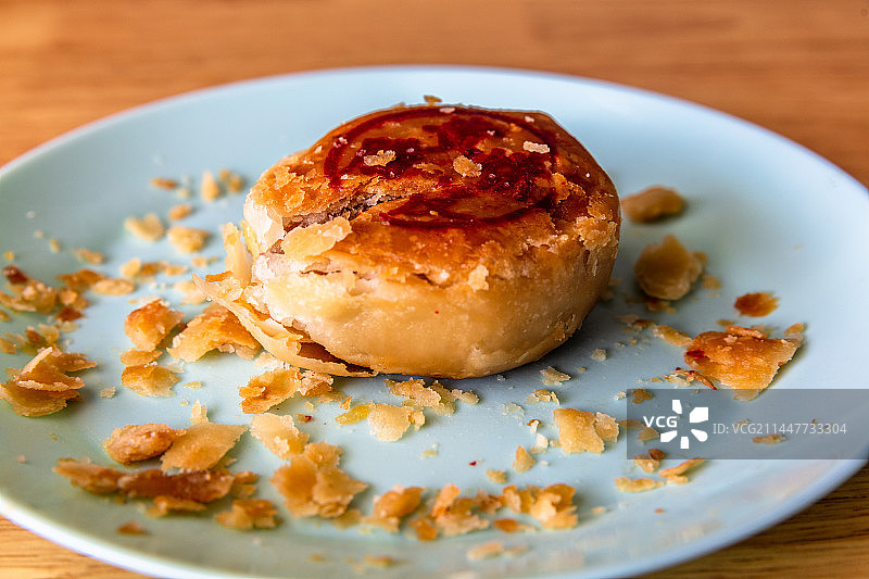 碟子中被切开的潮汕月饼图片素材