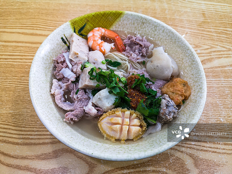 餐桌上的一碗潮汕鲍鱼面图片素材