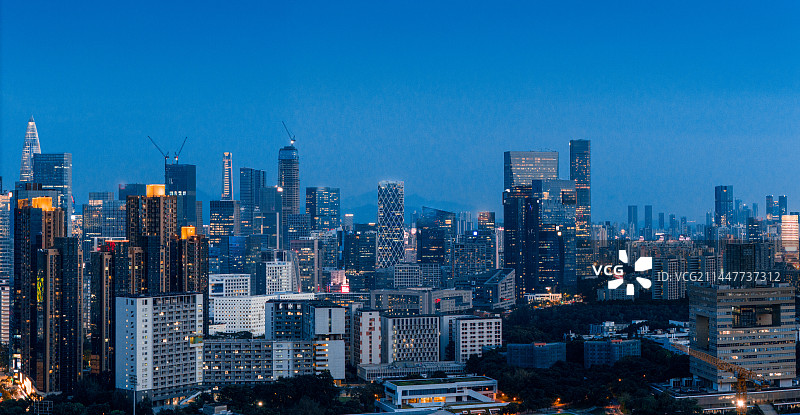 深圳南山粤海街道滨海大道建筑群夜景航拍天际线图片素材