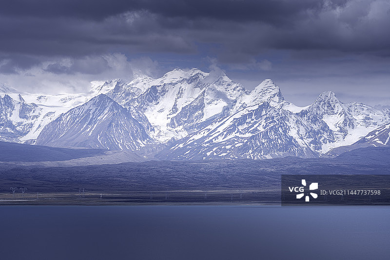 佩估措与希夏邦马峰图片素材