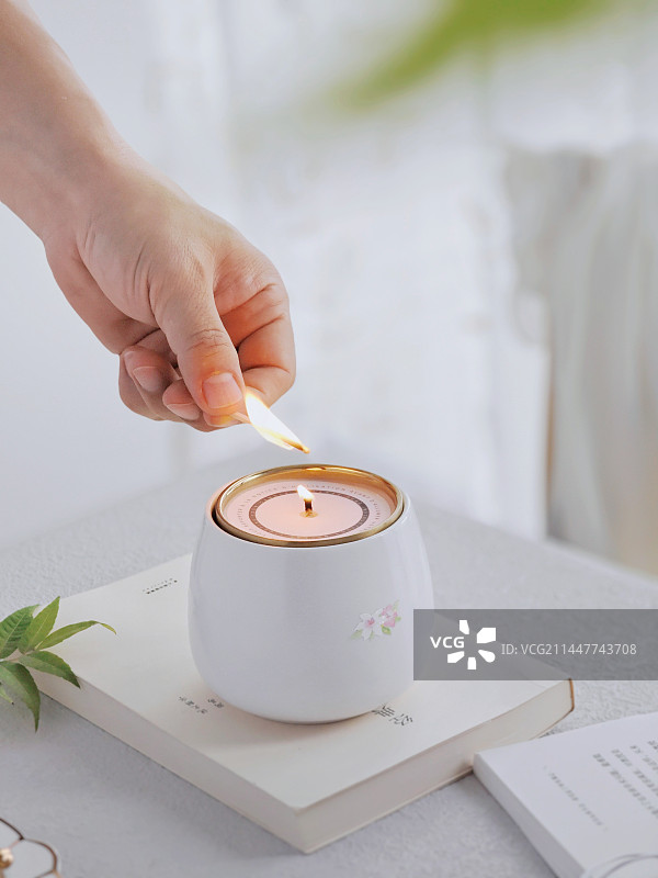 蜡烛香薰点燃图片素材