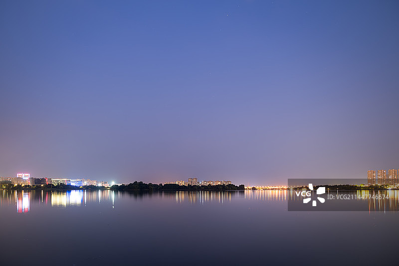 盛夏湖边夜景图片素材