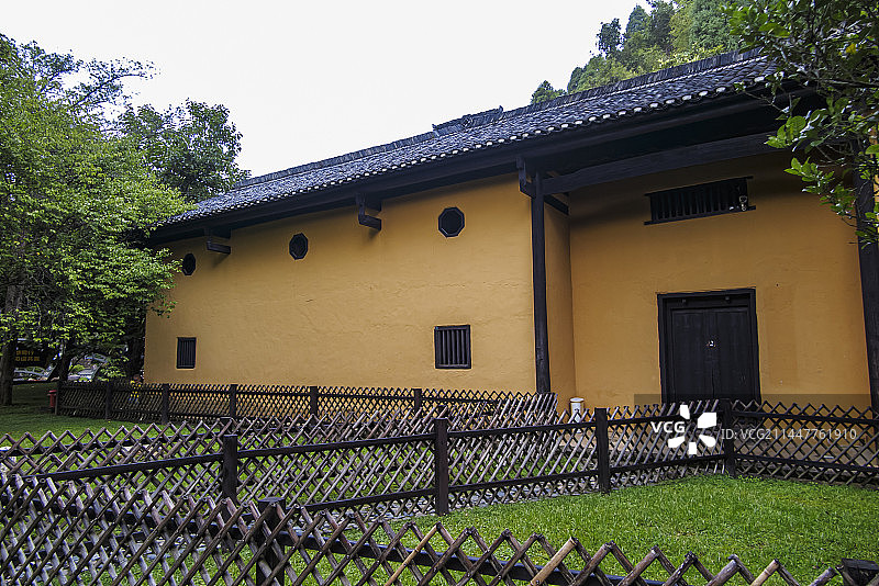 中国江西吉安井冈山市茨坪镇，井冈山茨坪毛泽东旧居及建筑群，室内陈设，党指挥枪主题雕塑图片素材