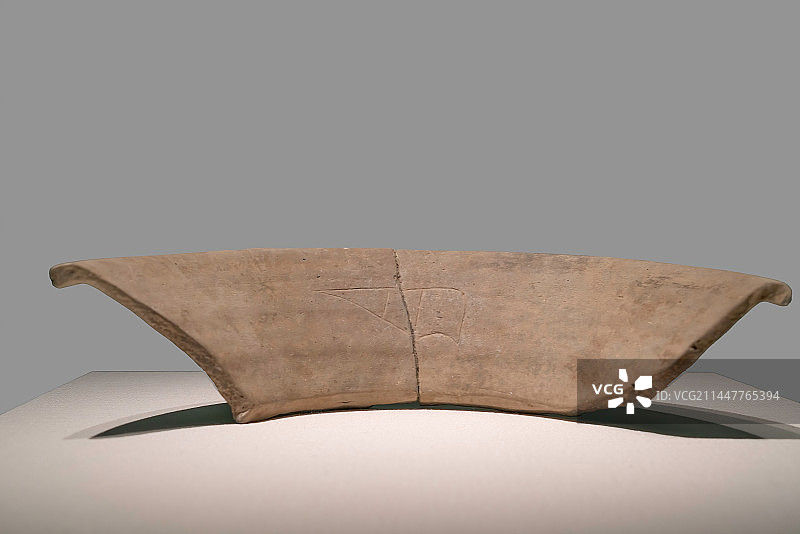 商代陶器装饰艺术，目纹，鸟纹大口尊残片图片素材