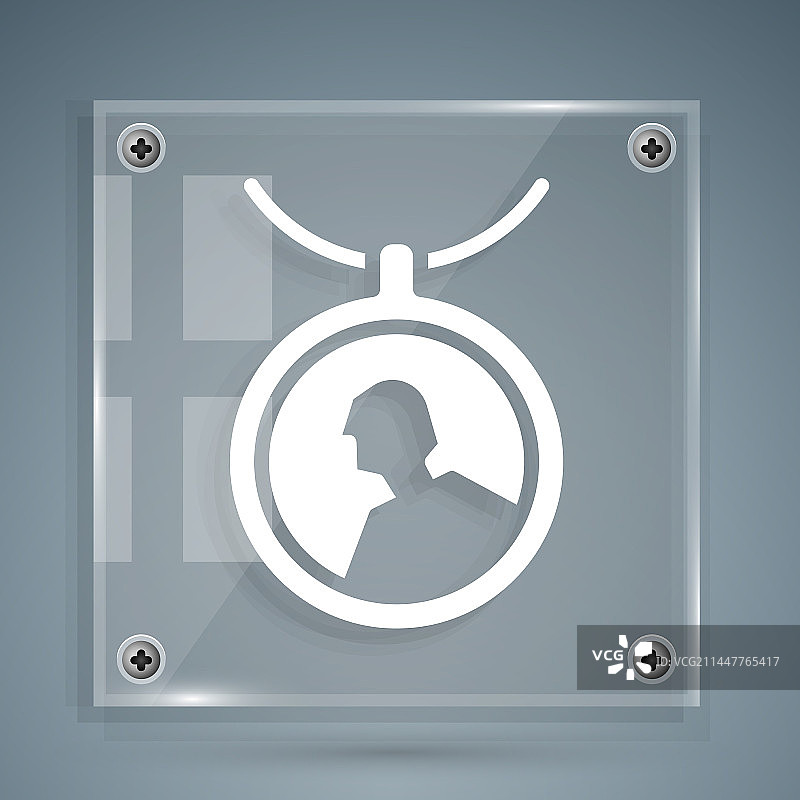 灰色背景上项链上的白色小盒图片素材