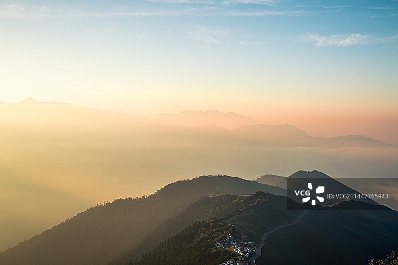 金色曙光照在群山之巅的图片图片素材