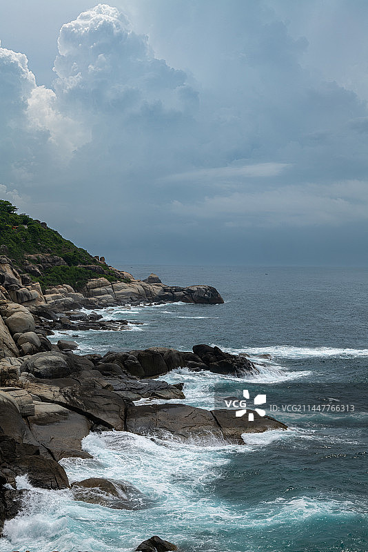 海岸岩石的高角度视图蜈支洲岛金龟探海图片素材