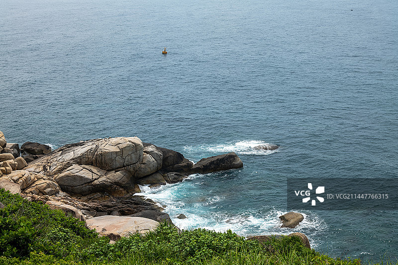 海岸岩石的高角度视图蜈支洲岛金龟探海图片素材