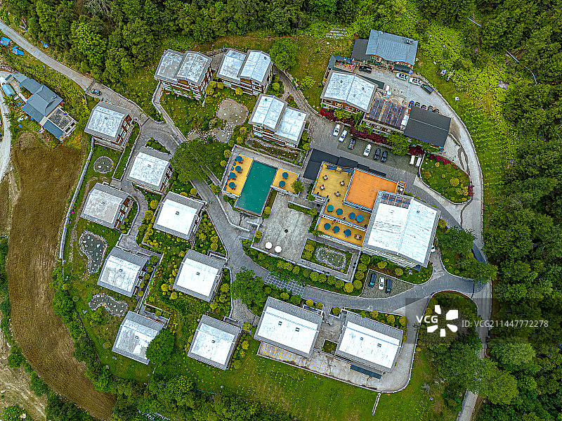 俯拍松赞波密林卡酒店 西藏旅游 林芝市波密县 藏地江南 帕隆藏布江318国道旁的森林别墅 度假区图片素材