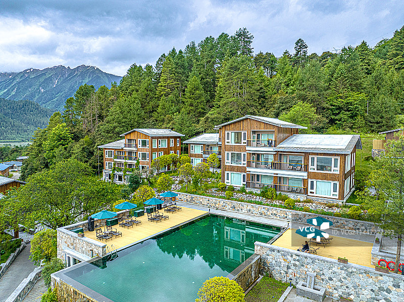 松赞波密林卡酒店 西藏旅游 林芝市波密县 藏地江南 帕隆藏布江318国道旁的森林别墅 度假区图片素材