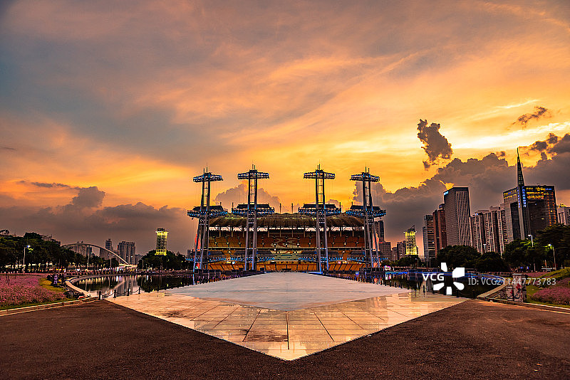 夕阳下的城市天际线图片素材