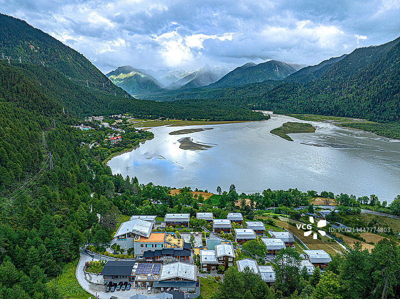 帕隆藏布江 古乡湖景区 西藏旅行 林芝市波密县 318国道念青唐古拉山自驾游图片素材