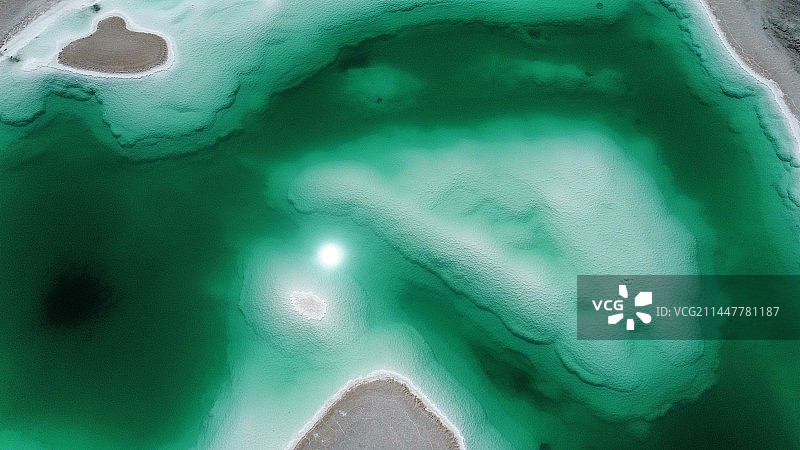 高视角下的盐湖风景图片素材