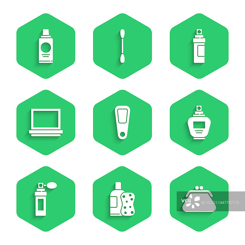 手持镜子、洗发水、海绵和手包图片素材