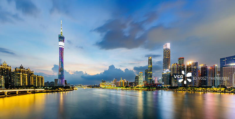 广州城市天际线日落夜景图片素材