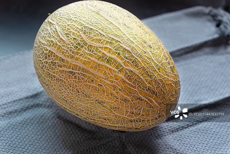 室内桌子上的一个哈密瓜图片素材