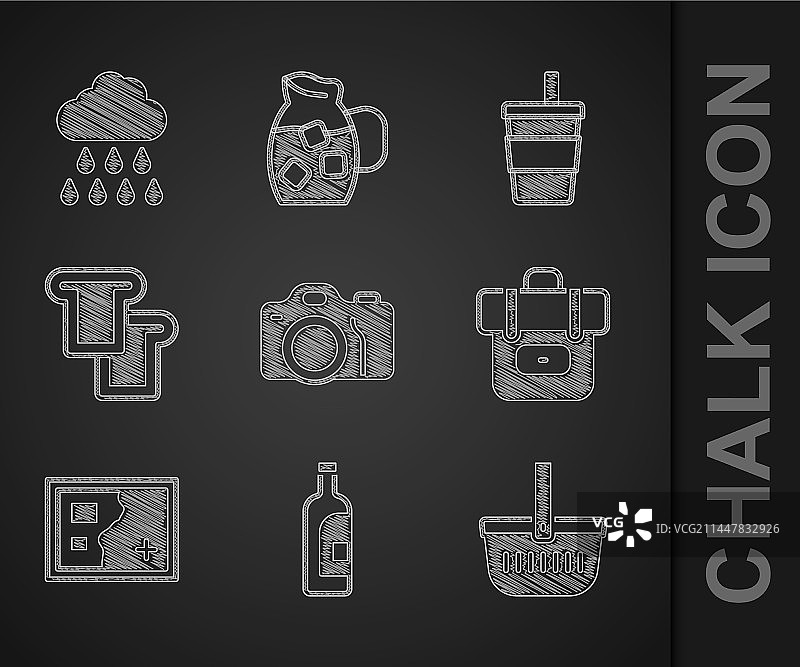 相机、酒瓶和野餐篮照片合集图片素材