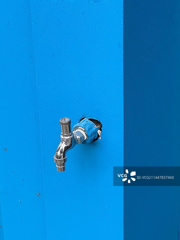 墙上的水龙头图片素材