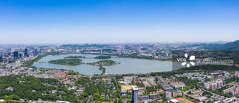 航拍蓝天下的南京玄武湖公园全景图片素材