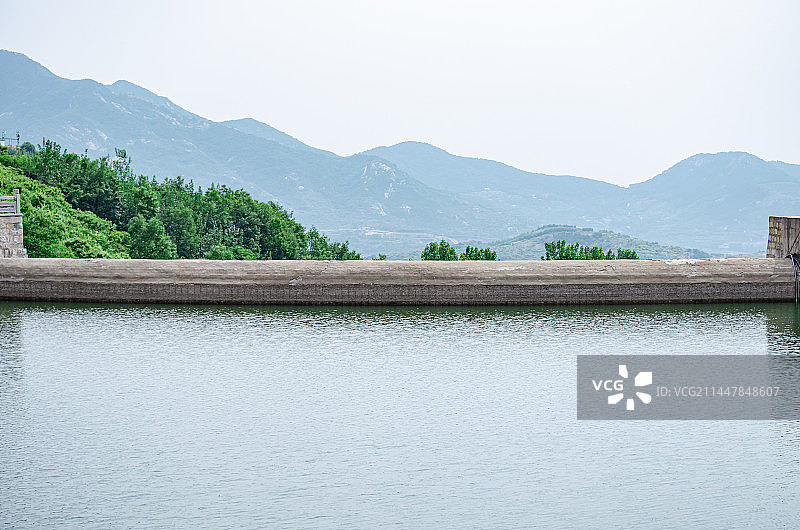 中国山东泰安泰山东汉御道风景区，绿色森林山脉和绿松石色未央湖水库混凝土堤坝，户外白昼无人图像摄影图片素材