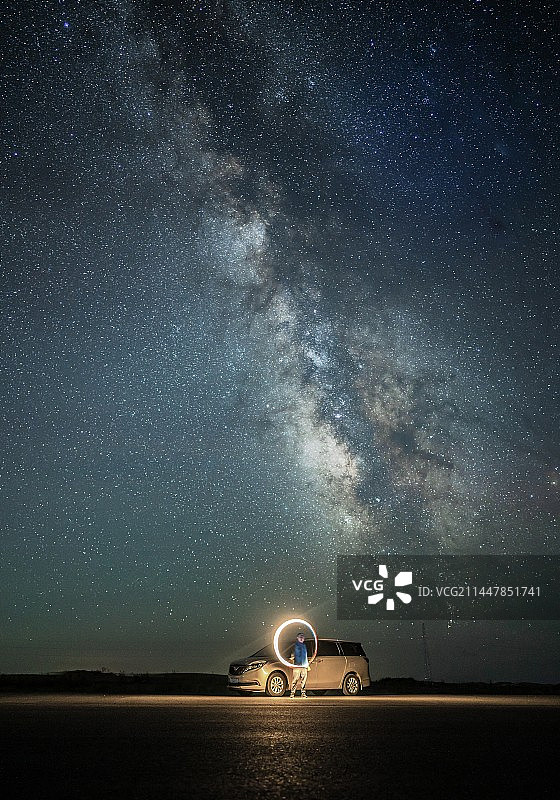 星空下的守夜人图片素材