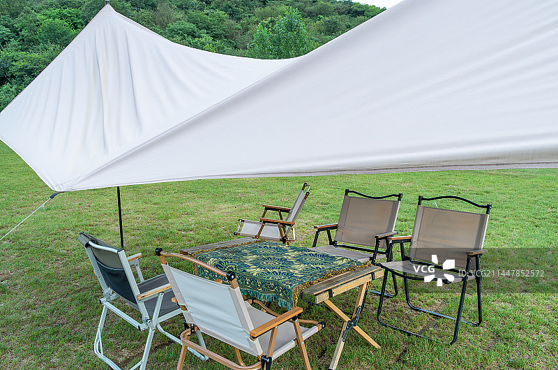 安徽省合肥市肥西县，聚星粮驿，绿色草坪上的露营帐篷及餐桌椅图片素材