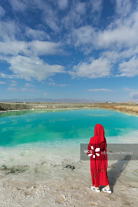 青海大柴旦蓝天白云翡翠湖女人背影图片素材