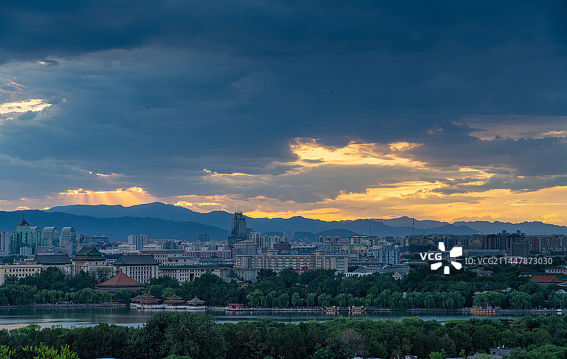 夏天夕阳晚霞与乌云下的北京城市天际线风光（北海公园等）图片素材