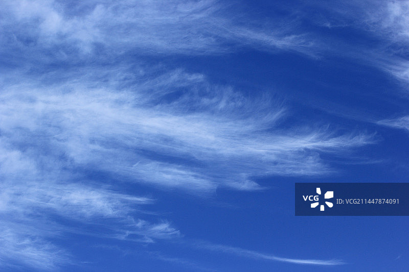 天空中很薄很轻的云图片素材