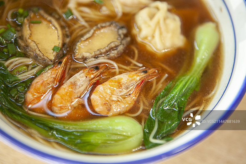海鲜馄饨竹荪面，海鲜面，鲍鱼鲜虾面，云吞面，海味面，面食，主食，面条，碗，勺子，鲜美，河鲜，海鲜图片素材