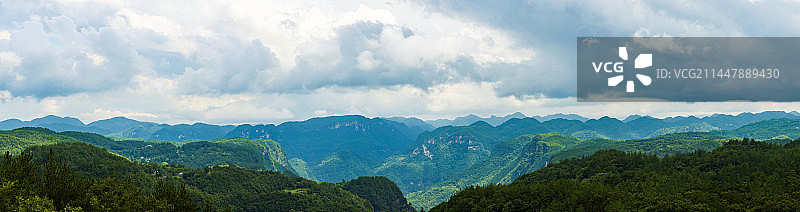 湖北襄阳保康荆楚山脉远山山脉和云写意图片素材