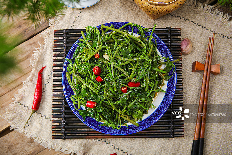 冰凉浓滑的凉拌刺五加图片素材