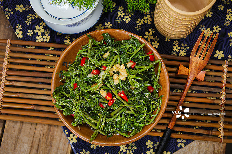 冰凉浓滑的凉拌刺五加图片素材