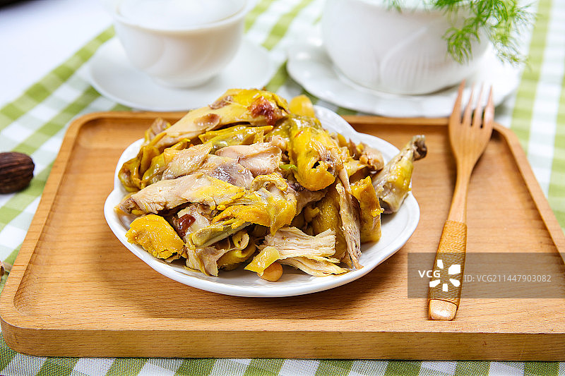 一盘可口的手撕鸡图片素材