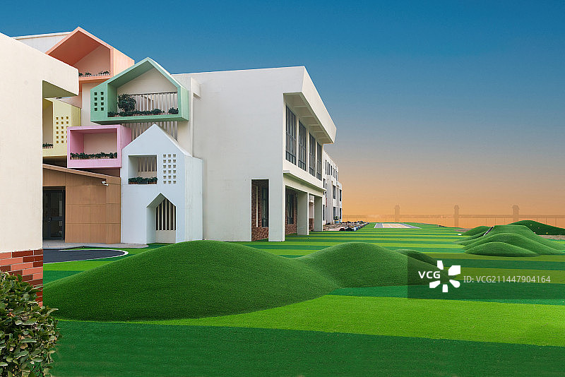 童话，建筑，青草地上的幼儿园图片素材