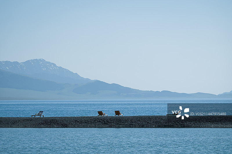六月新疆赛里木湖东门月亮湾拍摄湖中躺椅图片素材