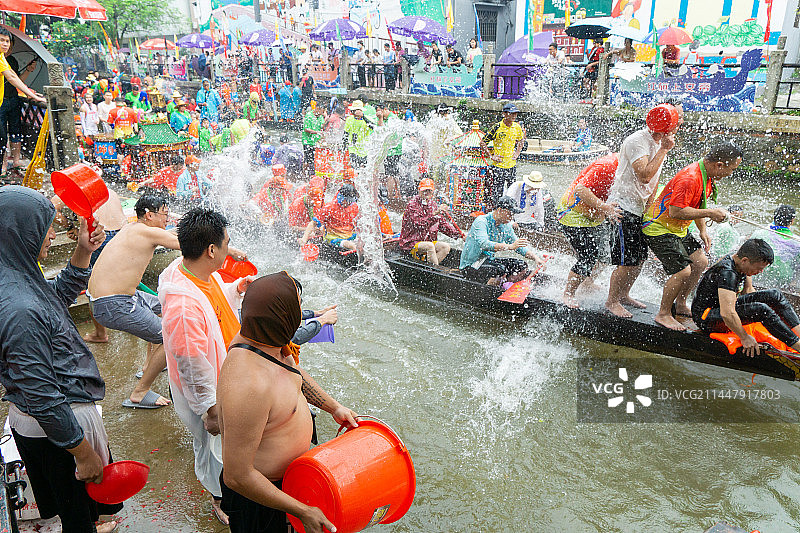 佛山市顺德区容桂街道端午节游龙泼水节、传统民俗、龙舟文化图片素材