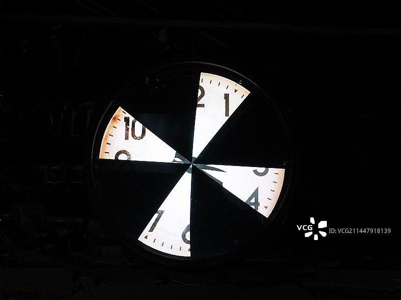 被割裂的时钟图片素材