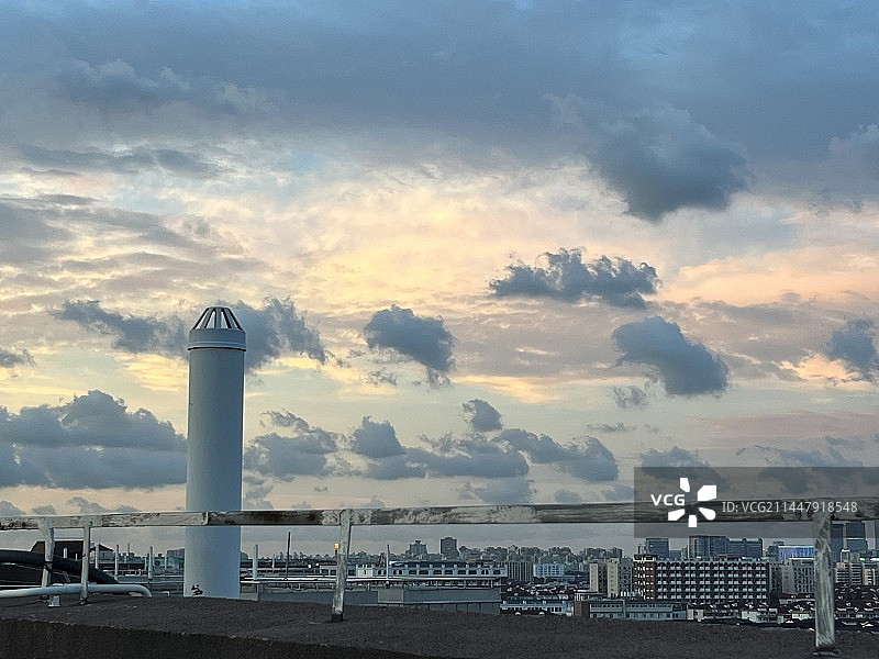 在高楼屋顶看天空的云和远方的天际线图片素材